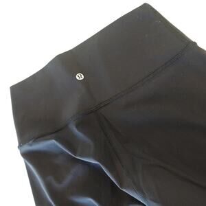 Lululemon black tights  size 6 / NEW condition